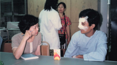 新事職災組職員到醫院接應工傷求助者