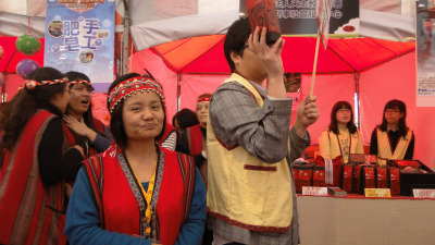 新事協助原住民販售阿朗茶