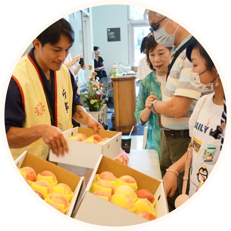 新事陪伴尖石鄉的原民果農走過21個年頭，在果農努力及新事社工、青年志工與教會夥伴的共同協作下，阿朗水蜜桃順利銷售及供應給支持者