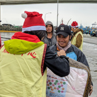 每年冬天新事都會到漁港為外籍漁工送保暖物資